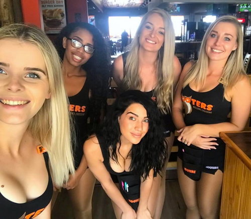 Hooters.jpg