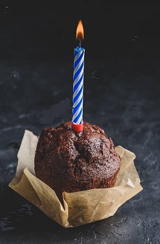 chocolate-muffin-with-birthday-candle-2C6WYYD.jpg