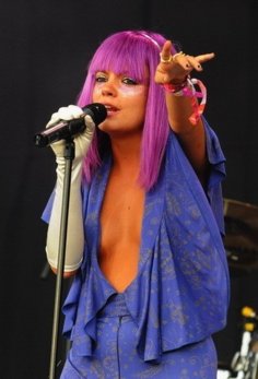 Lily-Allen-Glasto-2009-02.jpg