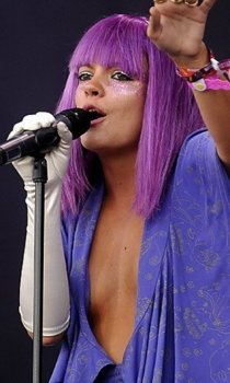 Lily-Allen-Glasto-2009-09.jpg