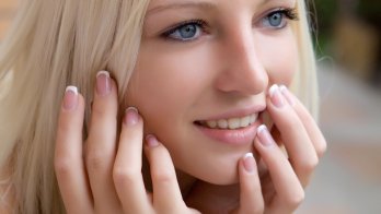 blonde_lips_hands_make-up_blue_eyes_48558_1920x1080.jpg