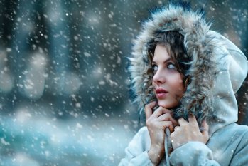 snow-cold-women-hat-look-away-bokeh-2048x1365.jpg