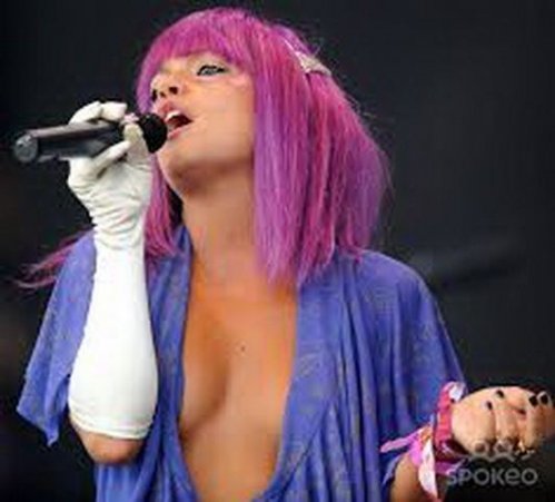 Lily-Allen-Glasto-2009-04.jpg