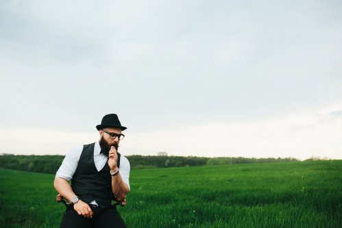 photodune-12832115-man-with-a-beard-smokes-electronic-cigarette-l.jpg