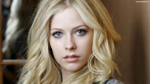 2014-06-CuteSmile-Avril-Lavigne-Image-06.jpg