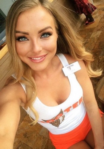 Hooters05.jpg